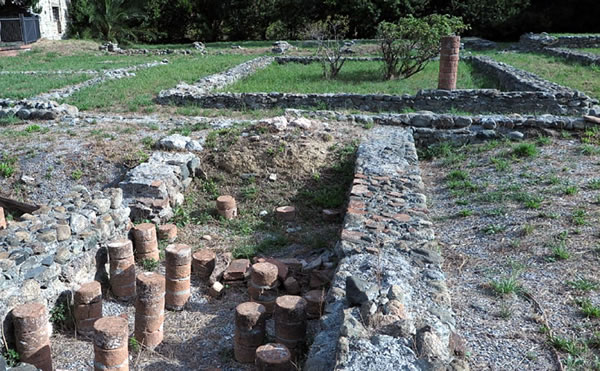 The remains of a Roman settlement dating back to the 2nd century AD, brought to light by excavations conducted at the end of the 19th century, are still visible today near the Albisola Superiore train station, in Piazza Giulio II. It is a large villa (approximately 8,000 sq m) from the Roman imperial era, combining characteristics of a residential dwelling with structures and productive services typical of a farm. Recognizable are the master's quarters (pars urbana), the rustic-productive sector (pars rustica or fructuaria), and the thermal bath sector.