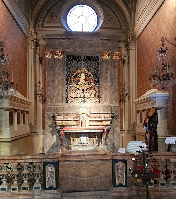 Aedicule with the saint’s sarcophagus placed above the altar in the Cathedral of Alexandria