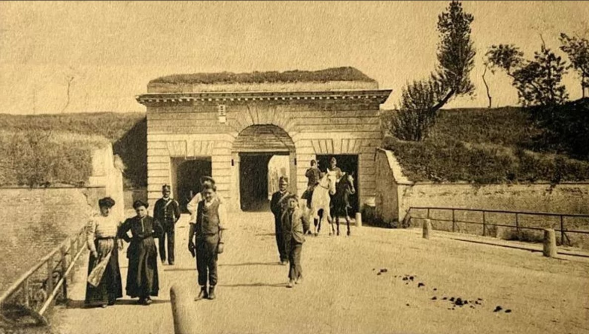 The ramparts and the ancient gate of Alessandria in a 1911 postcard. The city walls and the gate leading to Marengo once stood on Via Isonzo: an underground section of the fortress still remains, but it is hidden by a building