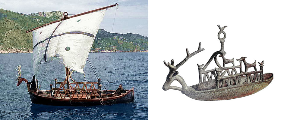 On the left, a reconstruction of a nuragic boat and on the right, the Navicella di Bultei (National Archaeological Museum in Cagliari): on the sides there are two dogs with a thinned body while the cervine head is fixed to the bow.