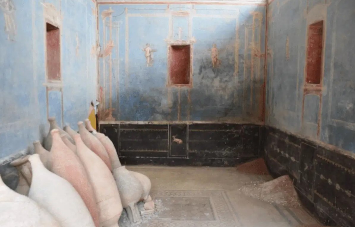 Pompeii: a shrine with blue walls discovered during excavations in Regio IX.
