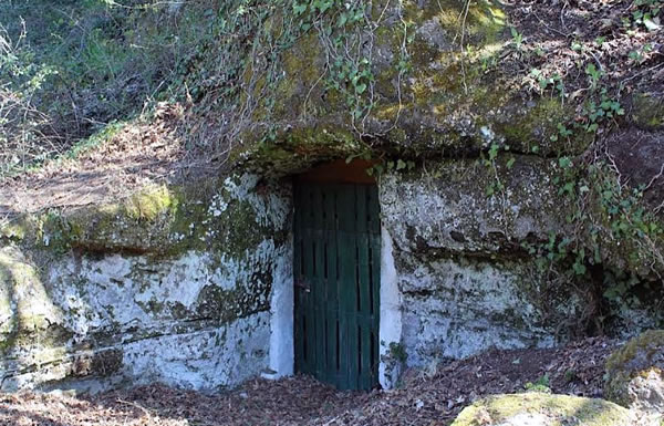 Reuse and closure with a door of a hypogeal space today - Vitozza, Sorano (Grosseto, Italy)