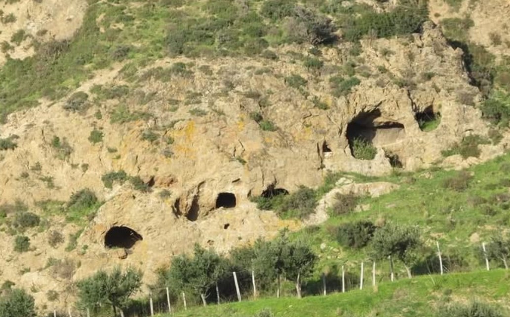 I Purtusa are located at the summit of the small hill known as Pizzo Cisterna and form a vast natural cistern that once collected rainwater to supply the Agora of the ancient city of Abakainon. They are situated 400 meters from the village of Casale and 800 meters from the town of Tripi.