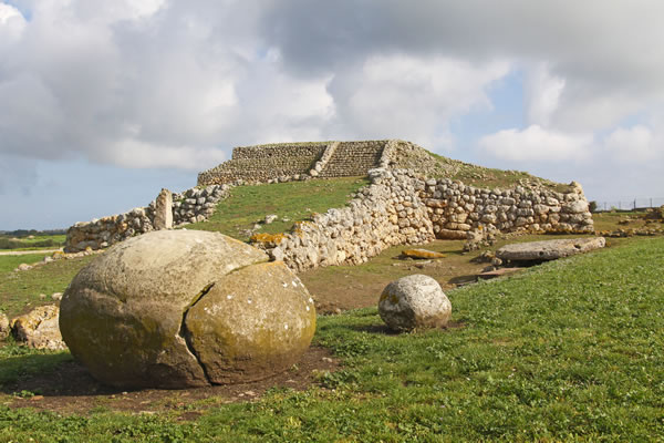 A frontal view of the Altar of Monte d'Accoddi (sardegnaturismo.it)