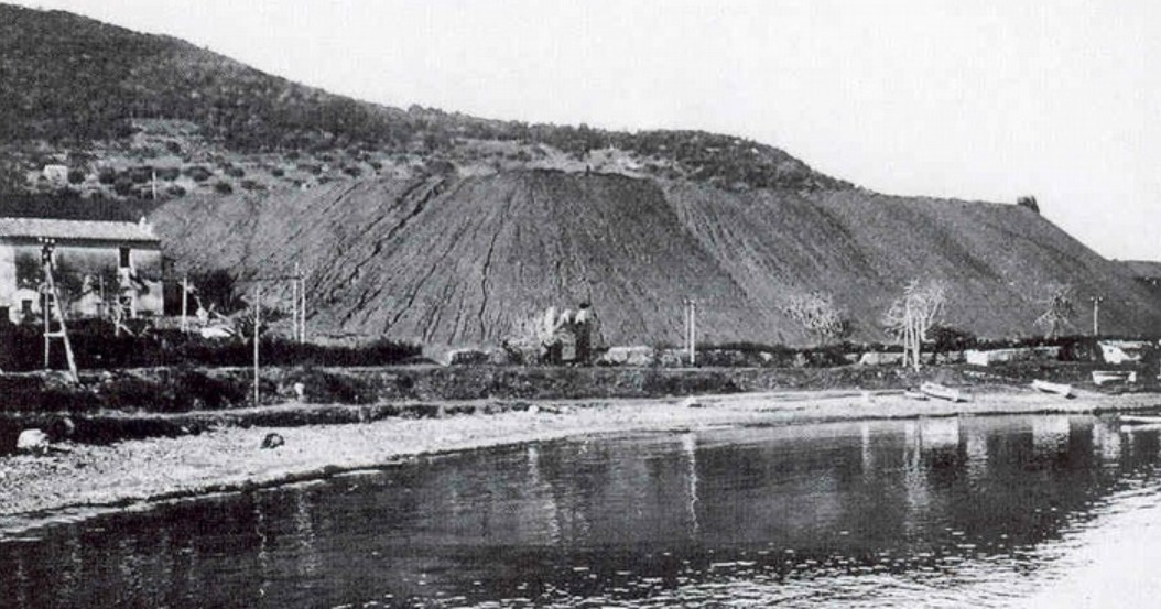 Huge quantities of iron slag dating back to the Etruscan processing period on the coastal area of the Gulf of Baratti in the early 20th century, Populonia