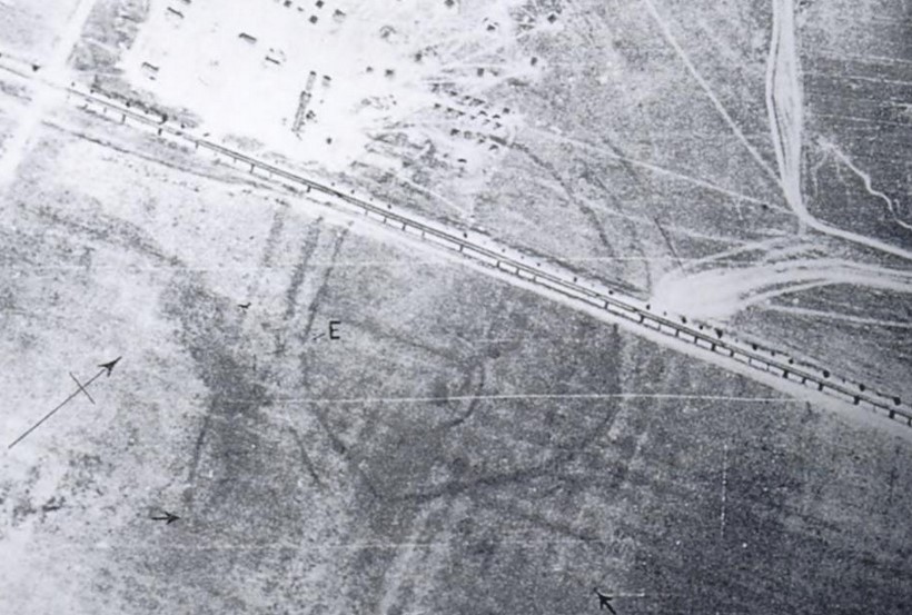 Aerial photograph of the village of Masseria Candelaro. In the center there is a smaller internal moat that corresponds to the oldest settlement and at the top 3 concentric enclosure ditches that testify the enlargement of the village over time.