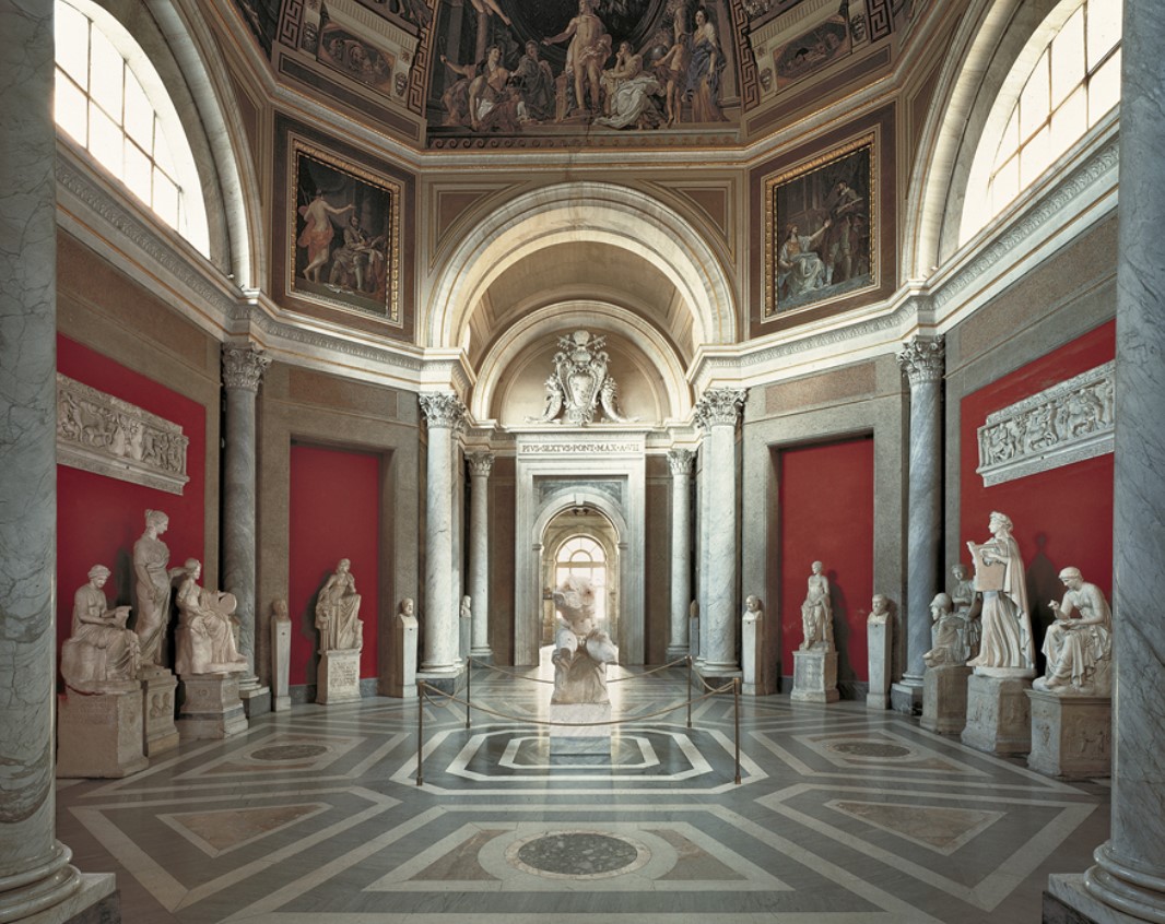 Hall of the Muses in the Vatican Museums. In this room, which was opened to the public in 1784, we can admire a set of sculptures found in Tivoli in the villa of Cassio and which have undergone partial transformations by the restorers of the time.