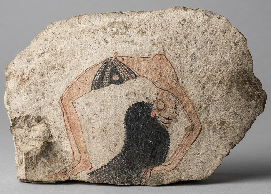 Figured ostracon showing a dancer, in an acrobatic position, wearing a short black sarong and circular earrings of gold. The artistic quality of the design is exceptional. Limestone painted in tempera (1292-1070 BCE; 11,5x17x4 cm); it was found at Deir el-Medina in 1824. Egyptian Museum, Turin.